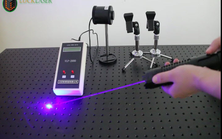 LuckLaserはすべてのレーザーポインターの実動力を測量するのを