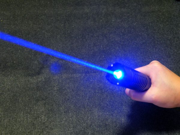高出力445nm 2000mWレーザーポインター 懐中電灯  超強力 レーザーソード 特売!
